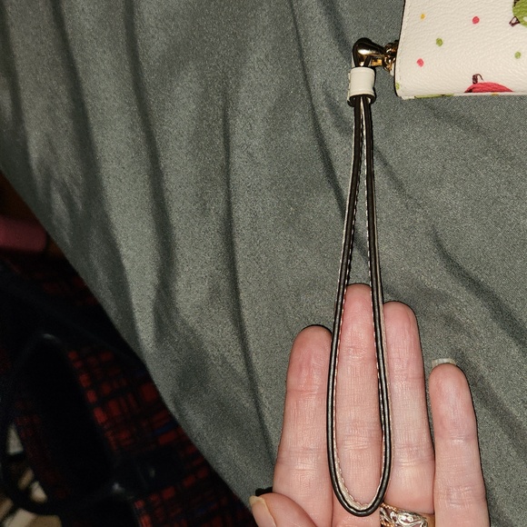 Coach RARE corner zip wristlet in ivory chalk with ornament print NWT 4x6. EN - Picture 8 of 12